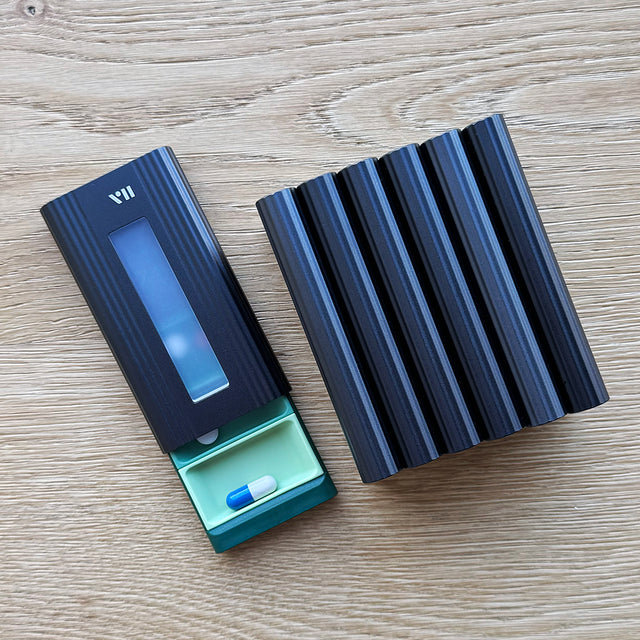 Schwarze Tablettenbox aus Aluminium, 7er-Set mit 3 Fächern, stilsicher und magnetisch stapelbar, Designed in Germany
