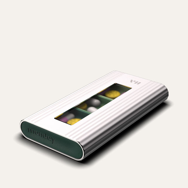 Stilvolle Tablettenbox aus Aluminium, magnetisch stapelbar 3/4 Ansicht