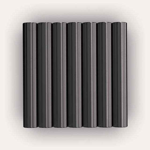 Schwarze magnetische Tablettenbox aus Aluminium, Wochenbox Stapel in der Seitenansicht 