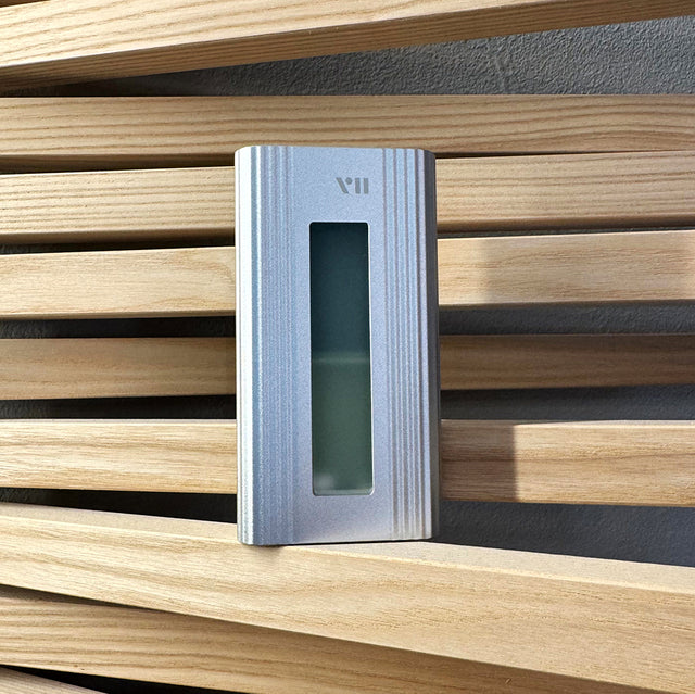 Einzelne Tablettenbox aus Aluminium mit 2 Fächern für unterwegs